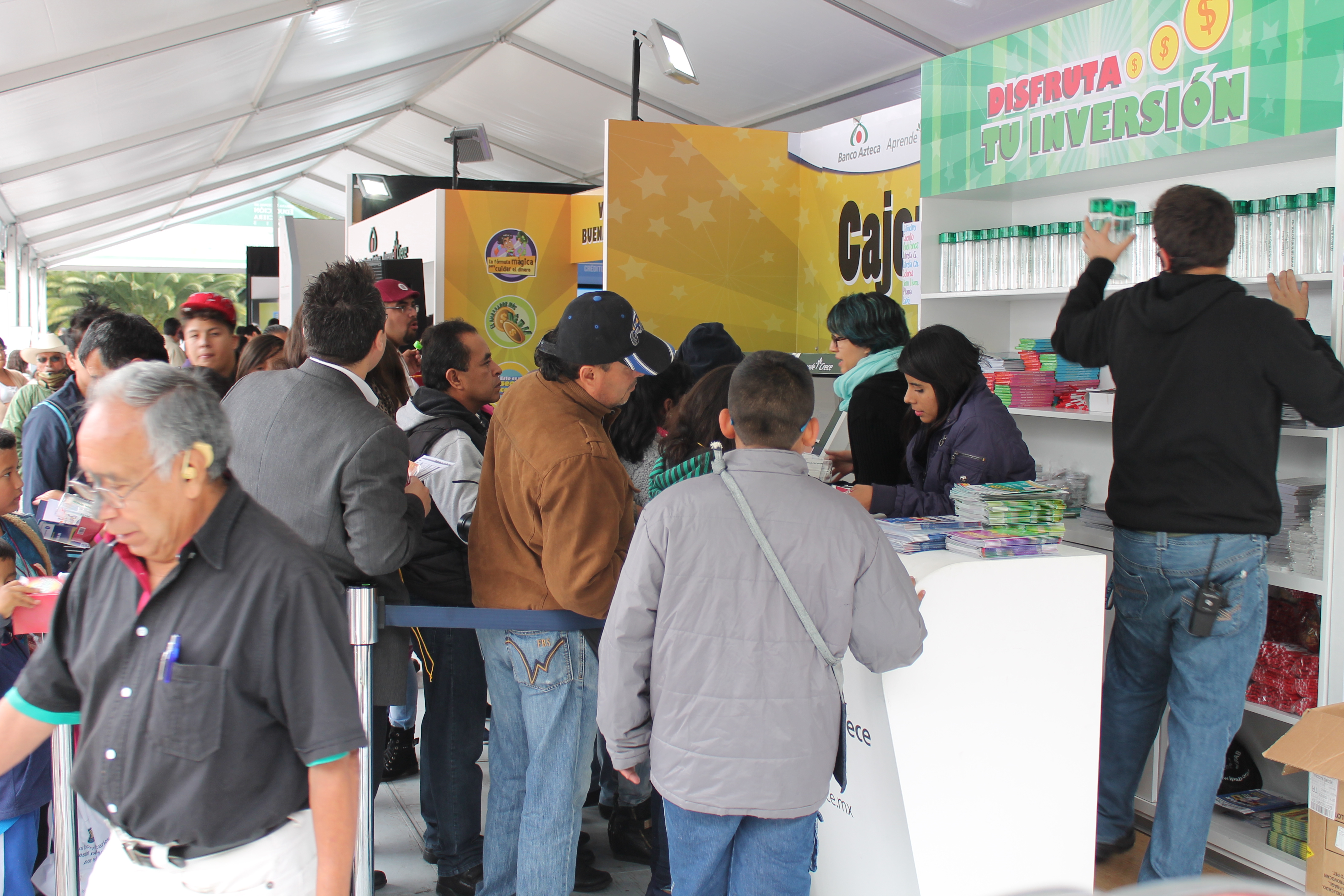 Jóvenes y niños canjeado sus premios en el stand de Banco Azteca